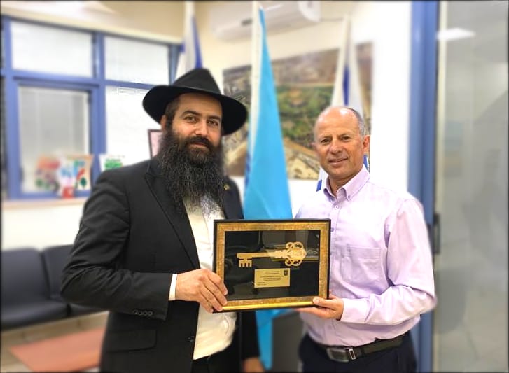 הרב אמיר הלוי וראש העיר עפולה